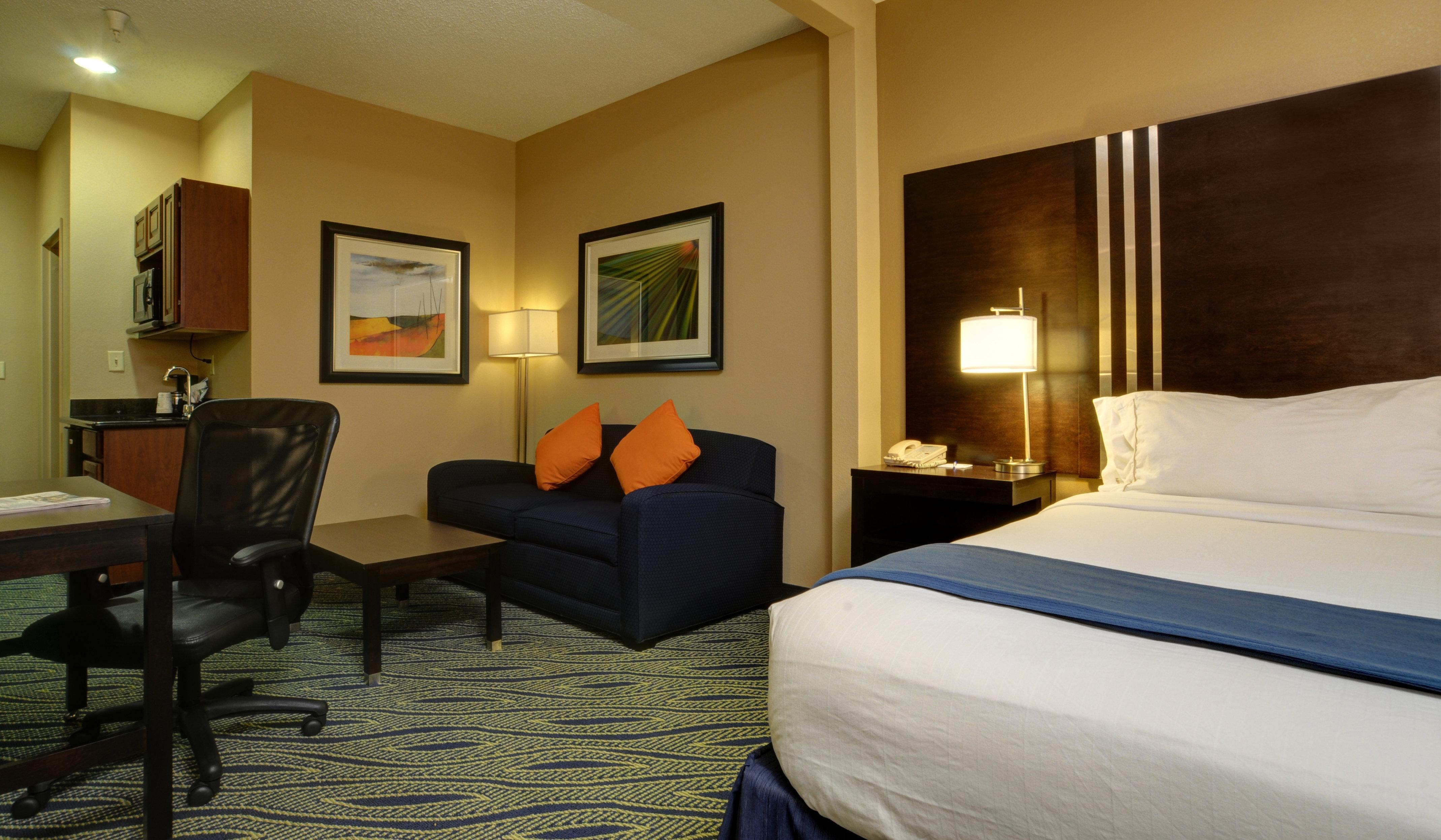 Holiday Inn Express & Suites Midwest City By Ihg Exterior photo